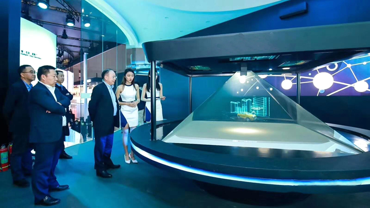 展館中360度的3D全息展示柜